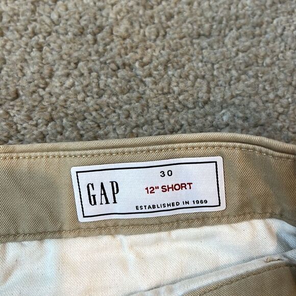 GAP shorts. Size 30. Color Khaki - Picture 3 of 4
